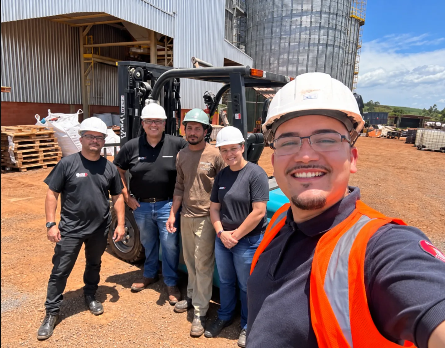 Equipe da MVM em visita a uma empresa cliente