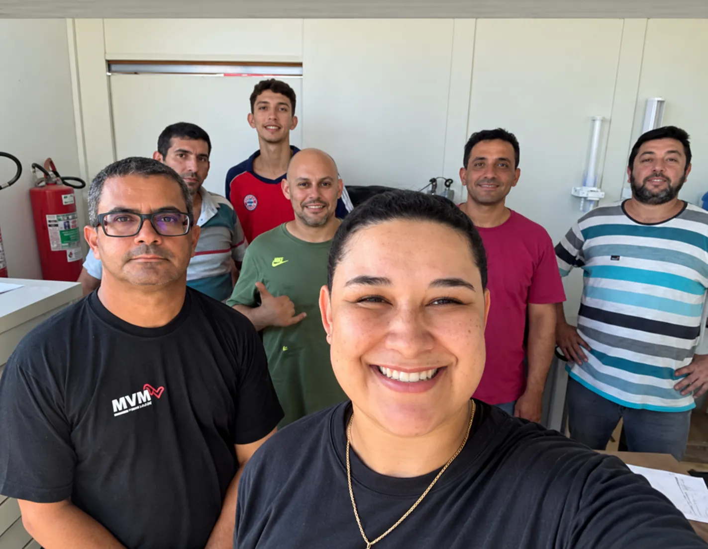 Equipe da MVM reunida com trabalhadores em ambiente interno.
